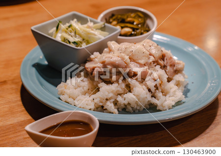 蒸雞飯和配菜晚餐 130463900