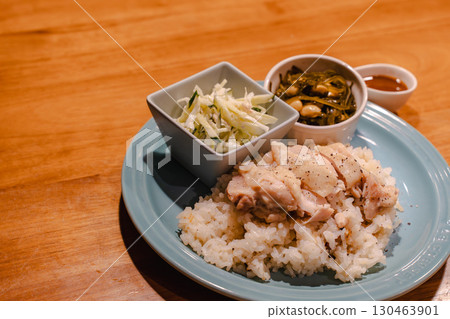 蒸雞飯和配菜晚餐 130463901