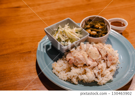 蒸雞飯和配菜晚餐 130463902