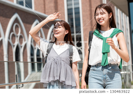 走在大學校園裡的女大學生 130463922