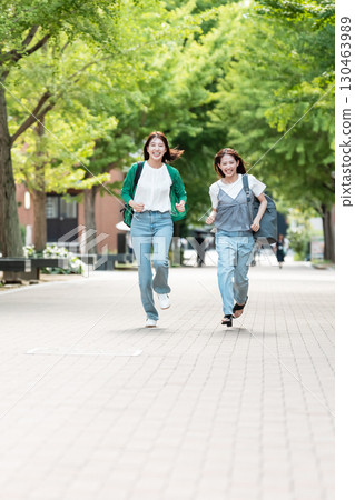 大學校園女大學生跑步 130463989