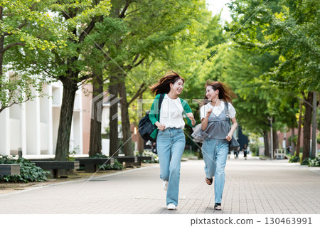 大學校園女大學生跑步 130463991