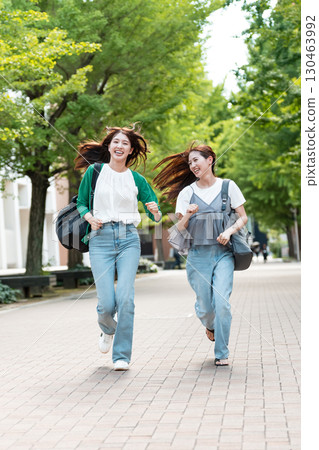 大學校園女大學生跑步 130463992