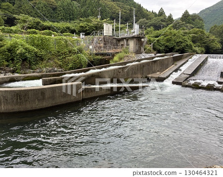 日本河流中的魚梯和堰：螺旋形、階梯形和正面式 130464321