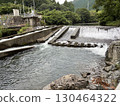 日本河流中的魚梯和堰：螺旋形、階梯形和正面式 130464322