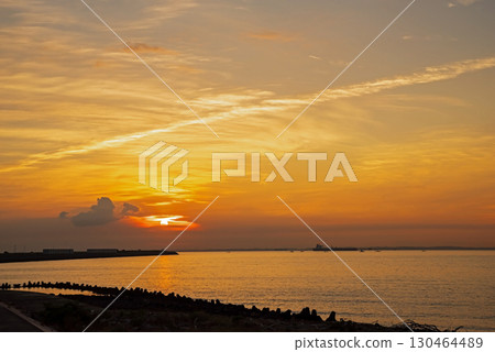 【海岸日出天空】伊勢灣上空冉冉升起的太陽 130464489