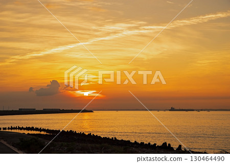 【海岸日出天空】伊勢灣上空冉冉升起的太陽 130464490