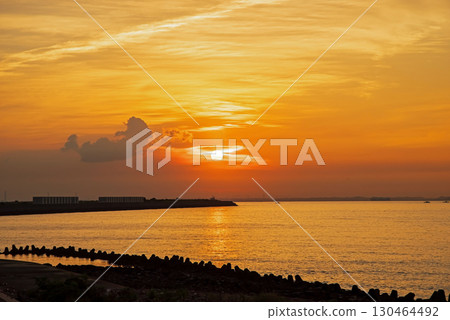 [Coastal sunrise] The sun rising over Ise Bay 130464492
