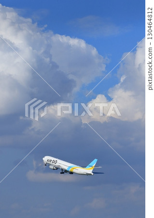 一架客機起飛上升。一架Air Do飛機飛向夏天的天空。 一架客機起飛上升。一架Air Do飛機飛向夏天的天空。 130464812