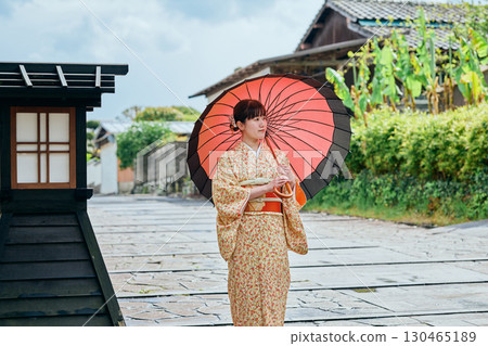 一位身著和服的女子漫步在城下町 一位身著和服的女子漫步在城下町 130465189