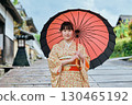 一位身著和服的女子漫步在城下町 130465192