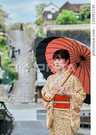 一位身著和服的女子漫步在城下町 130465195