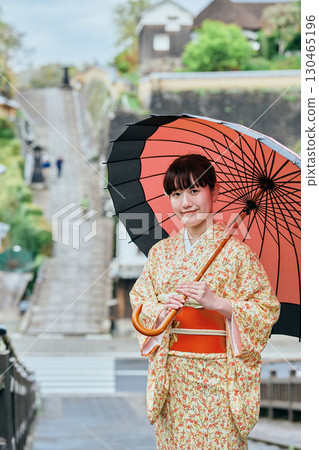 一位身著和服的女子漫步在城下町 130465196