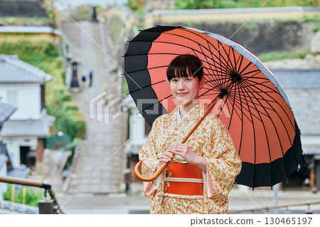 一位身著和服的女子漫步在城下町 一位身著和服的女子漫步在城下町 130465197