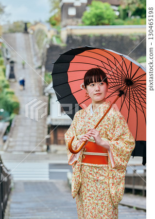 一位身著和服的女子漫步在城下町 130465198