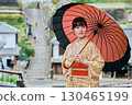 一位身著和服的女子漫步在城下町 130465199