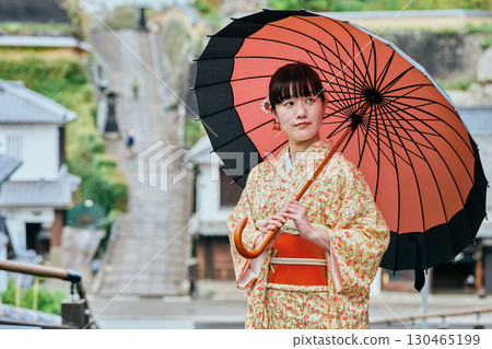 一位身著和服的女子漫步在城下町 一位身著和服的女子漫步在城下町 130465199
