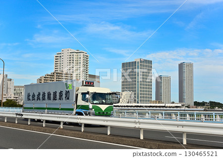 大卡車在路上行駛 大卡車在路上行駛 130465521