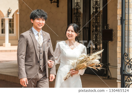 新娘和新郎走在婚禮大廳（入口，婚禮，亞洲人） 130465524