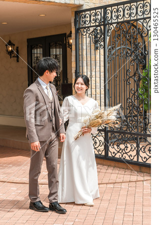 新娘和新郎走在婚禮大廳（入口，婚禮，亞洲人） 130465525