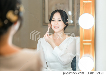 新娘在婚禮場地的新娘房化妝 新娘在婚禮場地的新娘房化妝 130465930