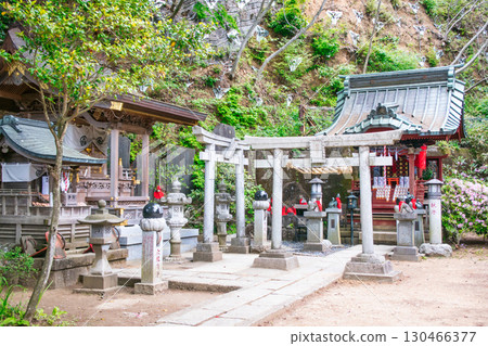 Mount Takao, Takaosan Yakuoin Temple, Main Temple Grounds, Iizuna Daigongen Shrine (left) and Fukutoku Inari Shrine (right) 130466377