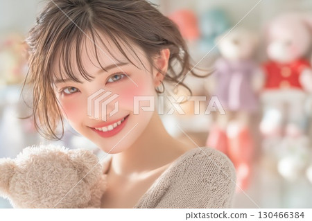 一位年輕女性的嗜好是收集絨毛玩具 130466384