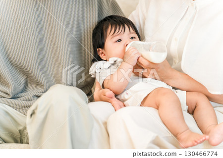 嬰兒在家裡的沙發上用奶瓶喝奶,嬰兒 嬰兒在家裡的沙發上用奶瓶喝奶,嬰兒 130466774