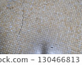 老化和破裂的地磚 130466813