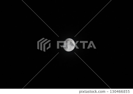 月亮漂浮在夜空中 月亮漂浮在夜空中 130466855