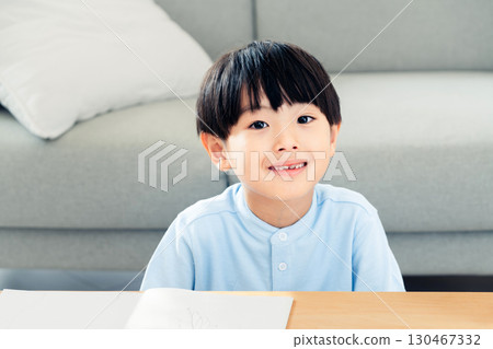 處於換牙期的男孩 130467332