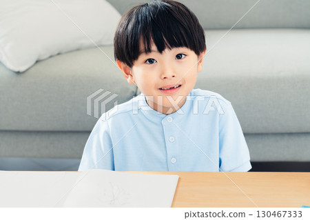 處於換牙期的男孩 130467333