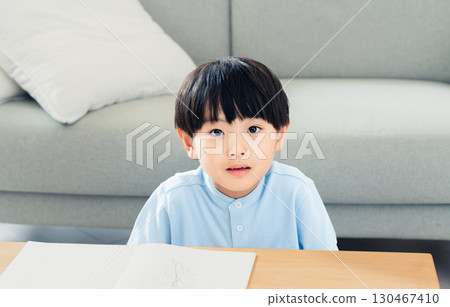 在客廳學習的小學生 130467410