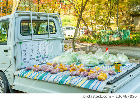 A light truck selling vegetables unmanned on the loading platform A light truck selling vegetables unmanned on the loading platform 130467850