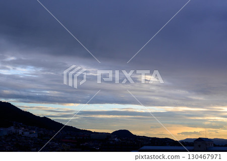 黎明前的六甲山脊和神戶的城市景觀 黎明前的六甲山脊和神戶的城市景觀 130467971