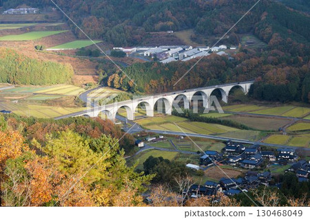 秋葉染紅的山和橋,明與暗交織 秋葉染紅的山和橋,明與暗交織 130468049