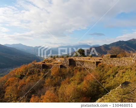 被紅葉包圍的竹田城遺址 130468051