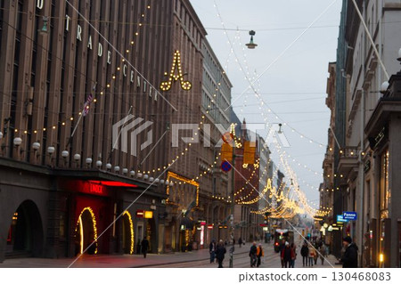 赫爾辛基燈火通明的街道 赫爾辛基燈火通明的街道 130468083