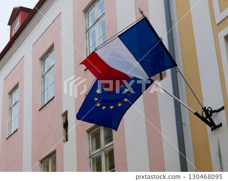 法國和歐盟旗幟並排的照片 130468095