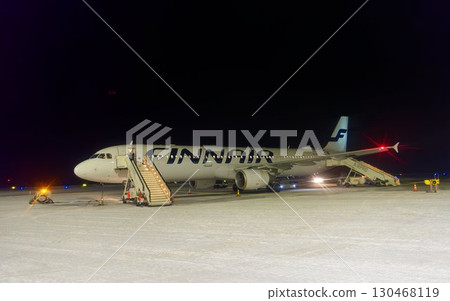 冬季,一架飛機降落在冰雪覆蓋的伊瓦洛機場 冬季,一架飛機降落在冰雪覆蓋的伊瓦洛機場 130468119