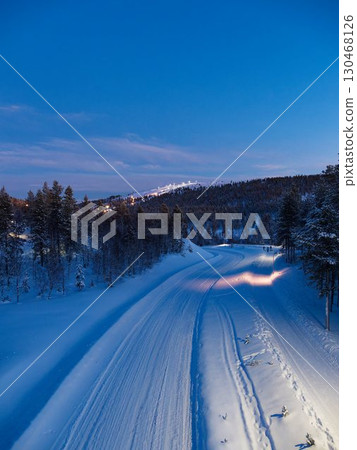 雪路在一個晴朗的冬日 130468126