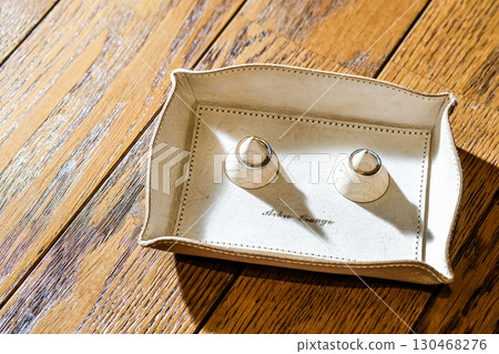 木桌上的結婚戒指 木桌上的結婚戒指 130468276