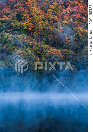 Lake Nakatsuna (autumn) 130468381