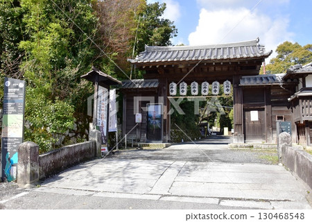 大津市:三井寺(園城寺)正門與盛開的櫻花 大津市:三井寺(園城寺)正門與盛開的櫻花 130468548