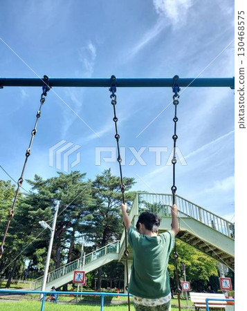 孩子在陽光公園盪鞦韆 130468575