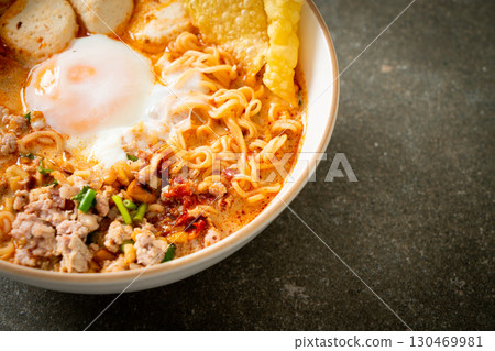 instant noodles with pork and meatballs in spicy soup 130469981
