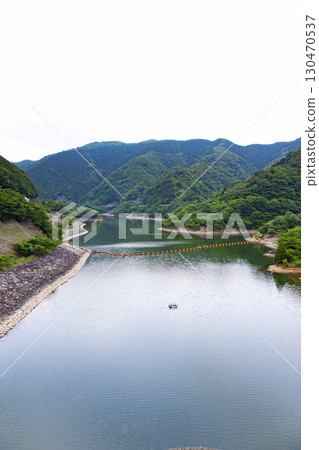 Eye Holding Dam 130470537