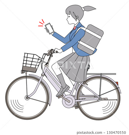 國中和高中的女學生一邊騎腳踏車一邊看智慧型手機 130470550