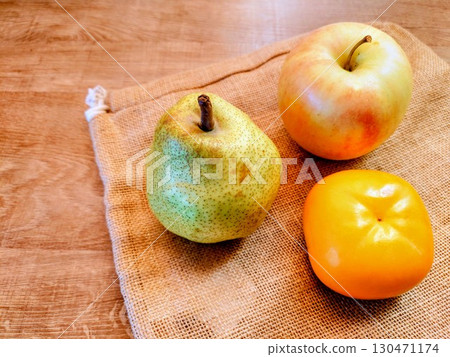 桌上的水果 130471174