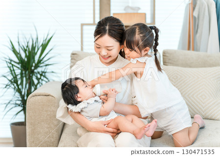母親抱著嬰兒在沙發上，媽媽（育兒，全職家庭主婦） 130471535